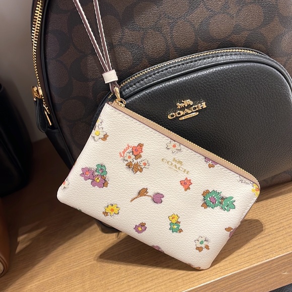 Coach Corner Zip Wristlet With Spaced Floral Field Print
IM/Chalk Multi - Picture 12 of 16